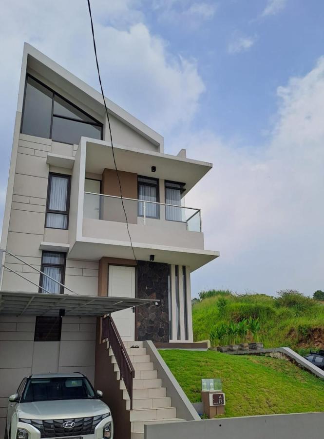 Tabebuya Keluarga Bandung